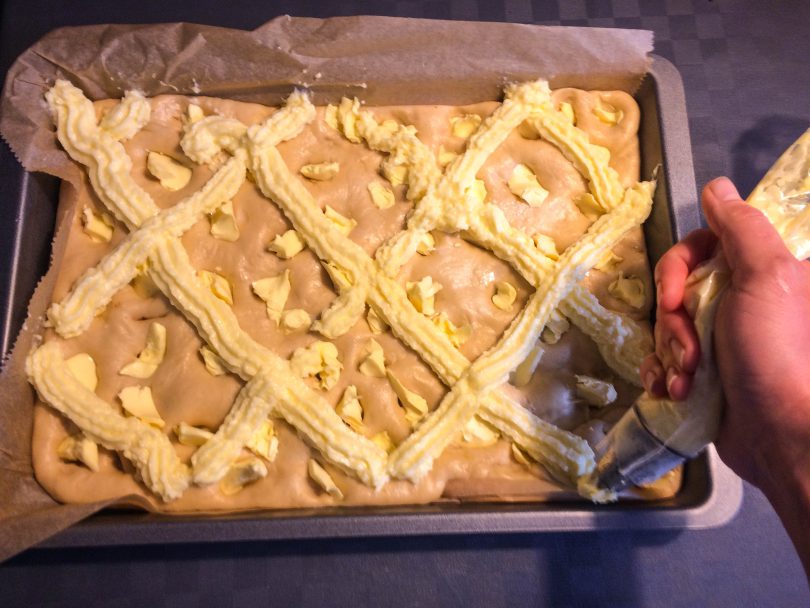 Butterkuchen mit Pudding und Sahne - Frau Werft