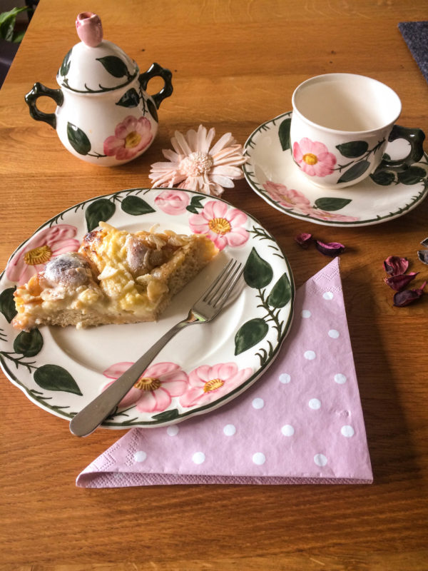 Butterkuchen mit Pudding und Sahne - Frau Werft