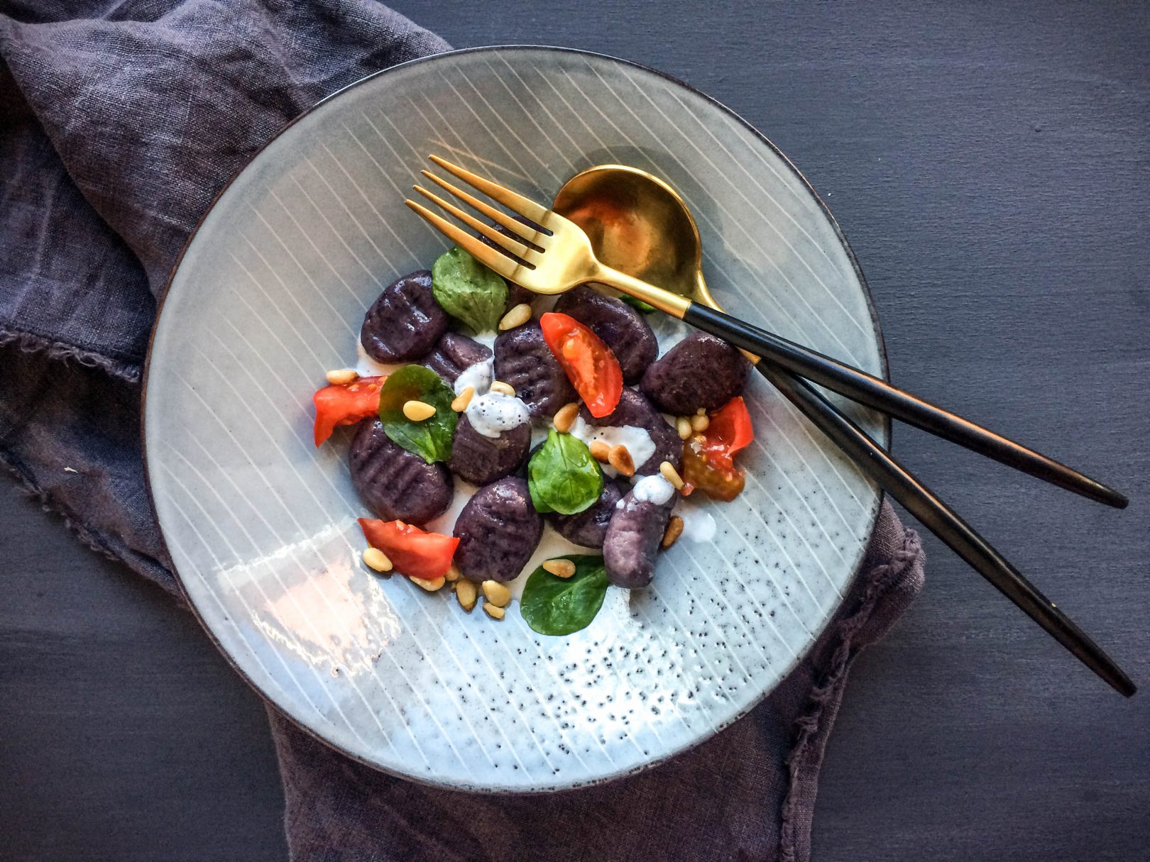 Violette Gnocchi mit Ziegenkäse-Sauce und Pinienkernen