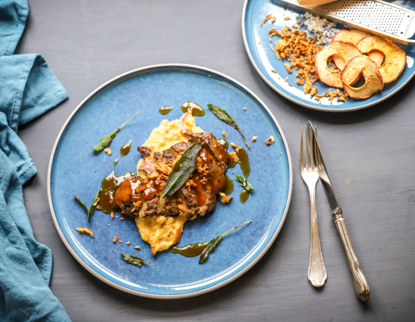 Kalbsleber mit Salbei und Apfel-Röstzwiebel-Polenta