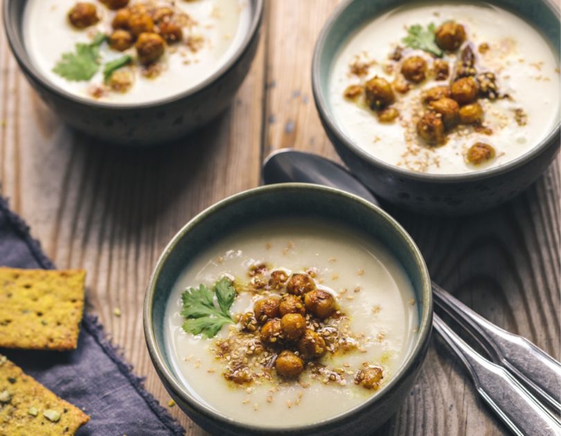 Selleriesuppe mit gerösteten Kichererbsen und Ras del hanout